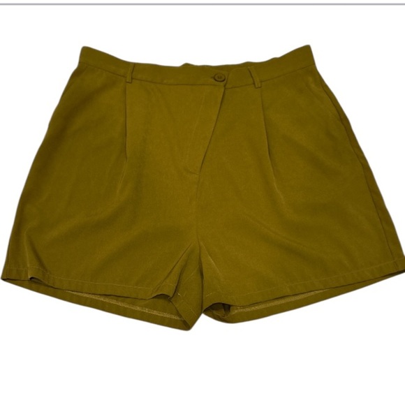 Pretty Little Things NWT Olive Green Shorts, Size 16. - Picture 1 of 5